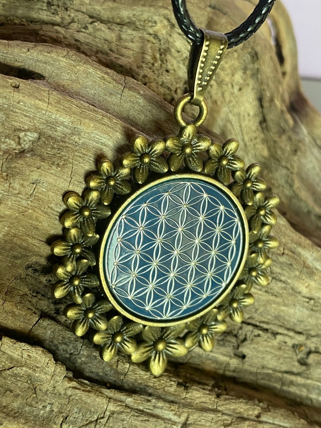 Amulett – bronzefarben, Blume des Lebens, Disc in blau 25 mm, zinnlegiert, kupferunterlegt – Produktansicht 1