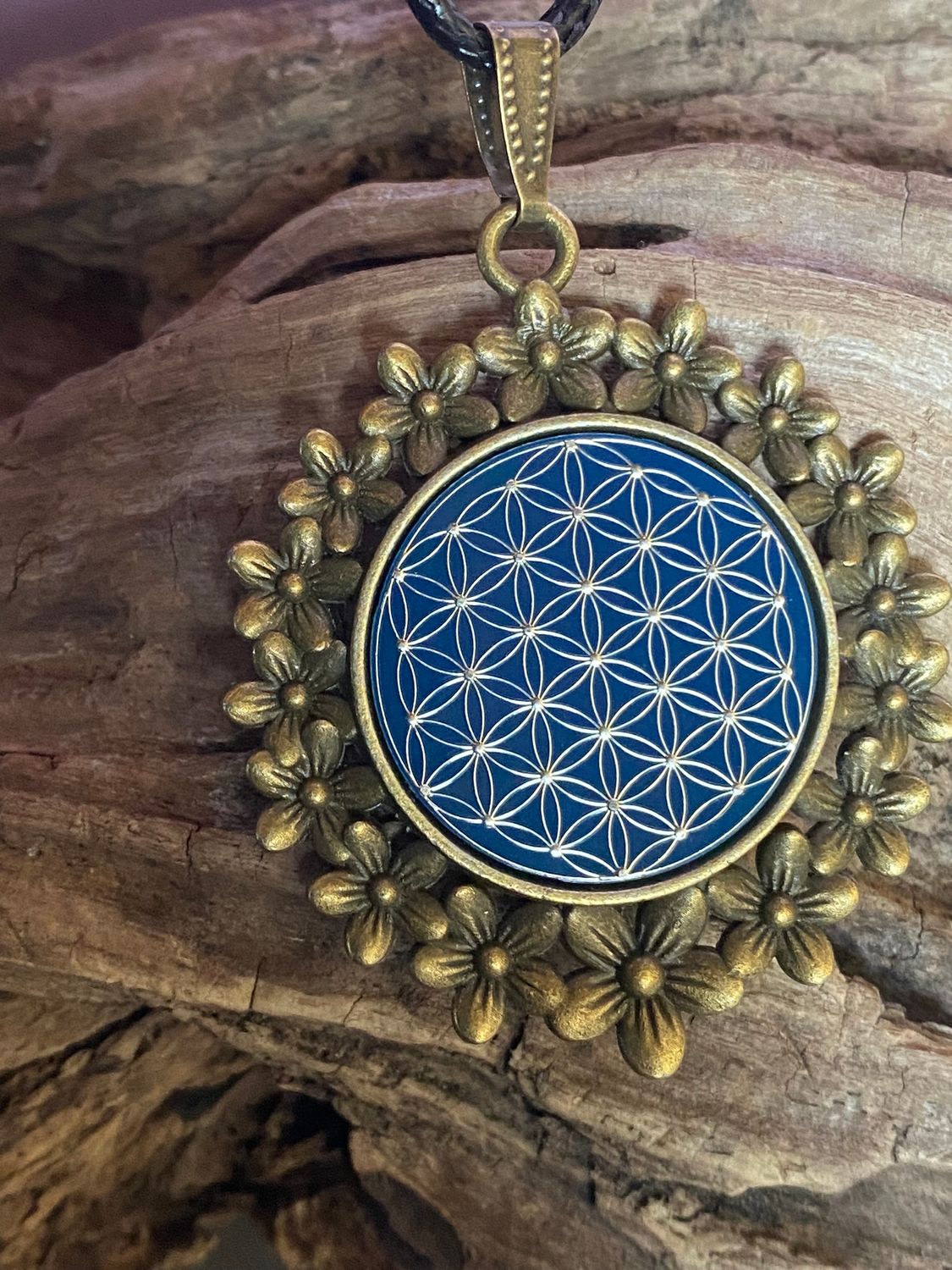 Amulett – bronzefarben, Blume des Lebens, Disc in blau 25 mm, zinnlegiert, kupferunterlegt – Produktansicht 1