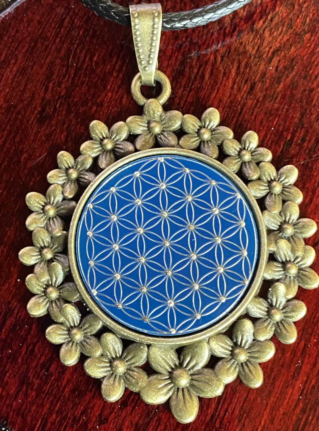 Amulett – bronzefarben, Blume des Lebens, Disc in blau 25 mm, zinnlegiert, kupferunterlegt – Produktansicht 1