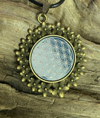 Amulett – bronzefarben, Blume des Lebens, Disc in blau 25 mm, zinnlegiert, kupferunterlegt – Produktansicht 1