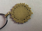 Amulett – bronzefarben, Blume des Lebens, Disc in blau 25 mm, zinnlegiert, kupferunterlegt – Produktansicht 1