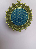 Amulett – bronzefarben, Blume des Lebens, Disc in blau 25 mm, zinnlegiert, kupferunterlegt – Produktansicht 1