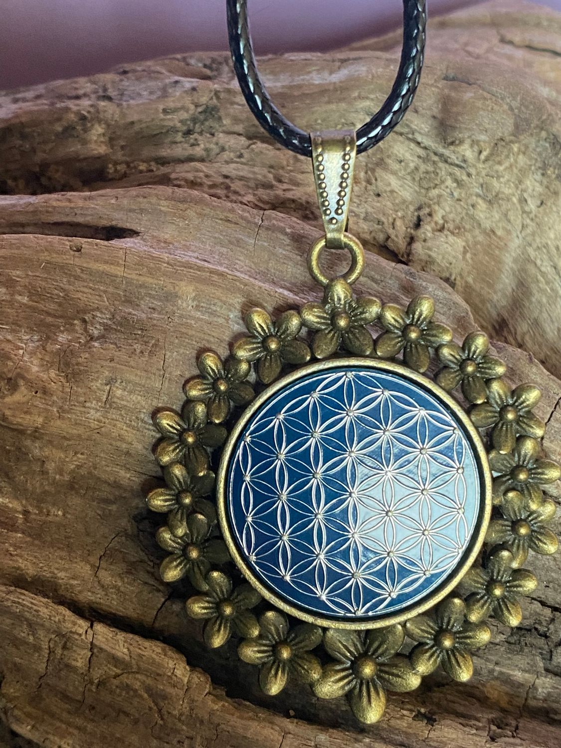 Amulett – bronzefarben, Blume des Lebens, Disc in blau 25 mm, zinnlegiert, kupferunterlegt – Produktansicht 1