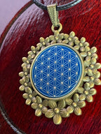 Amulett – bronzefarben, Blume des Lebens, Disc in blau 25 mm, zinnlegiert, kupferunterlegt – Produktansicht 1