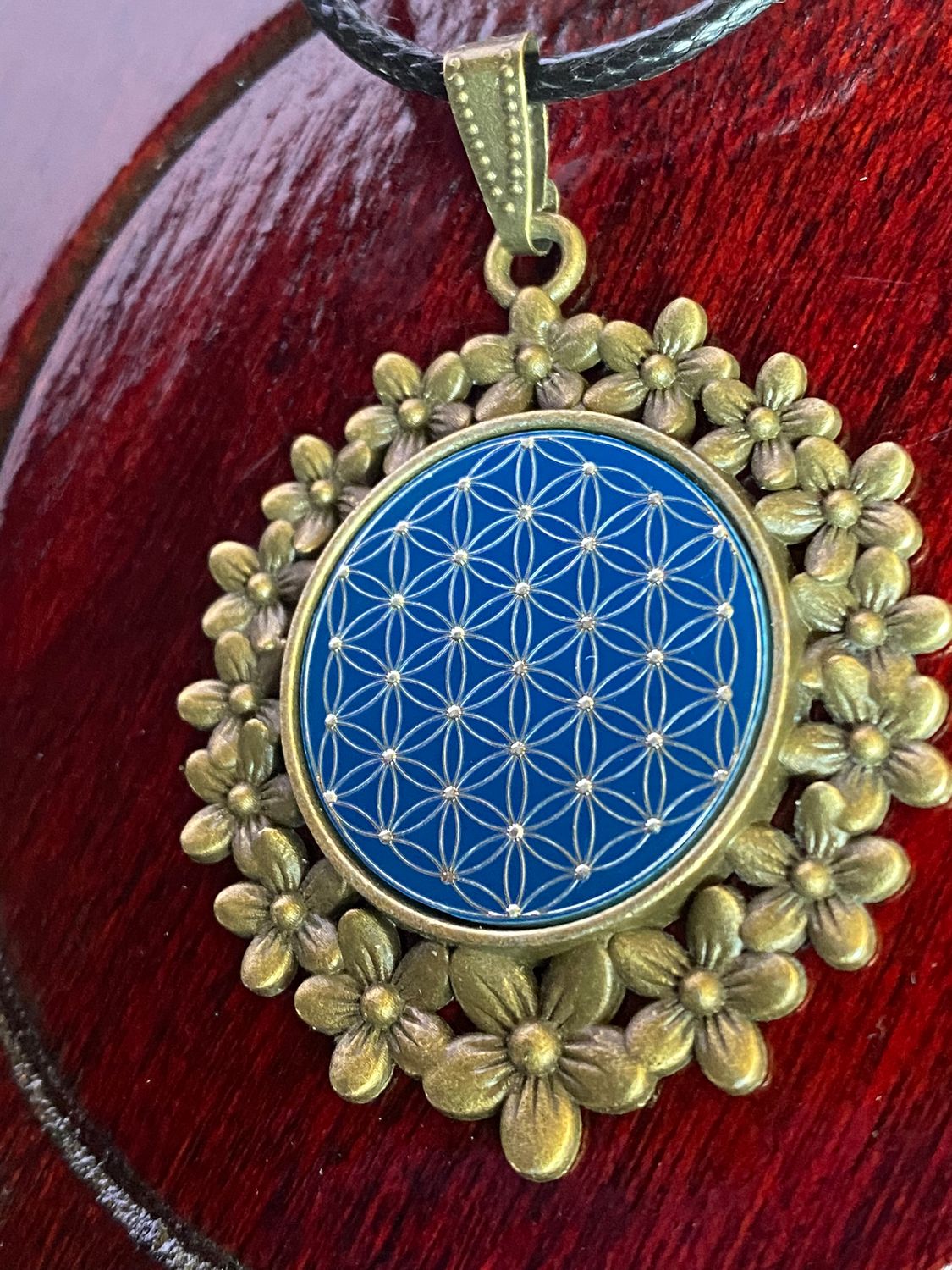 Amulett – bronzefarben, Blume des Lebens, Disc in blau 25 mm, zinnlegiert, kupferunterlegt – Produktansicht 1