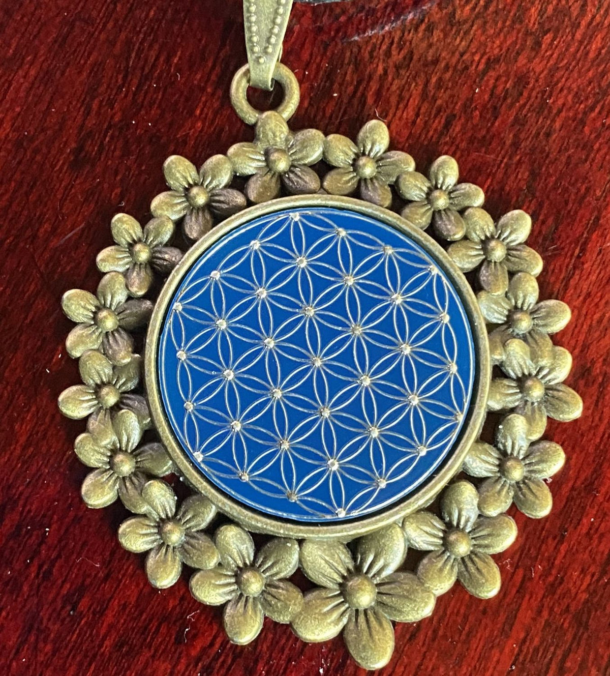 Amulett – bronzefarben, Blume des Lebens, Disc in blau 25 mm, zinnlegiert, kupferunterlegt – Produktansicht 1