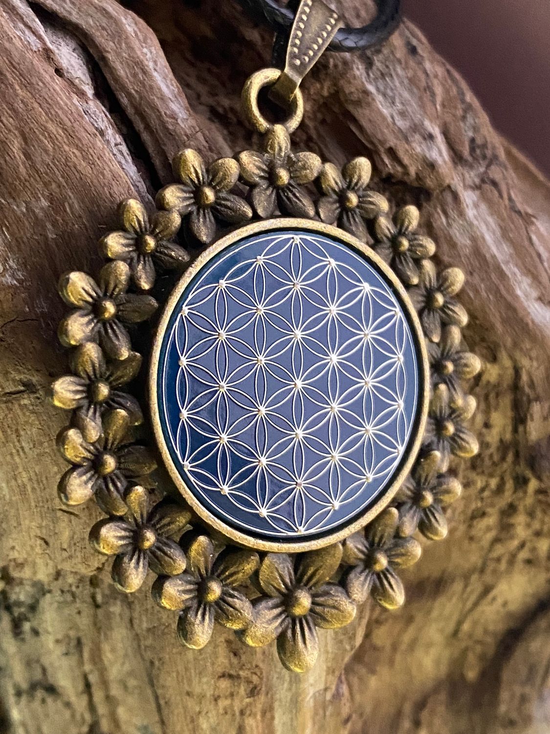 Amulett – bronzefarben, Blume des Lebens, Disc in blau 25 mm, zinnlegiert, kupferunterlegt – Produktansicht 1