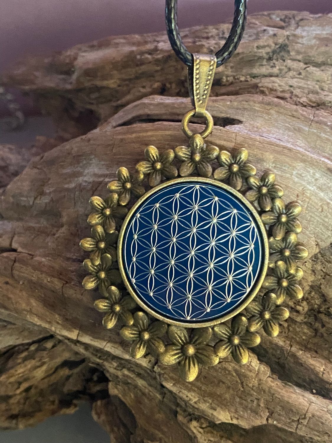 Amulett – bronzefarben, Blume des Lebens, Disc in blau 25 mm, zinnlegiert, kupferunterlegt – Produktansicht 1