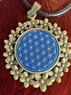 Amulett – bronzefarben, Blume des Lebens, Disc in blau 25 mm, zinnlegiert, kupferunterlegt – Produktansicht 1