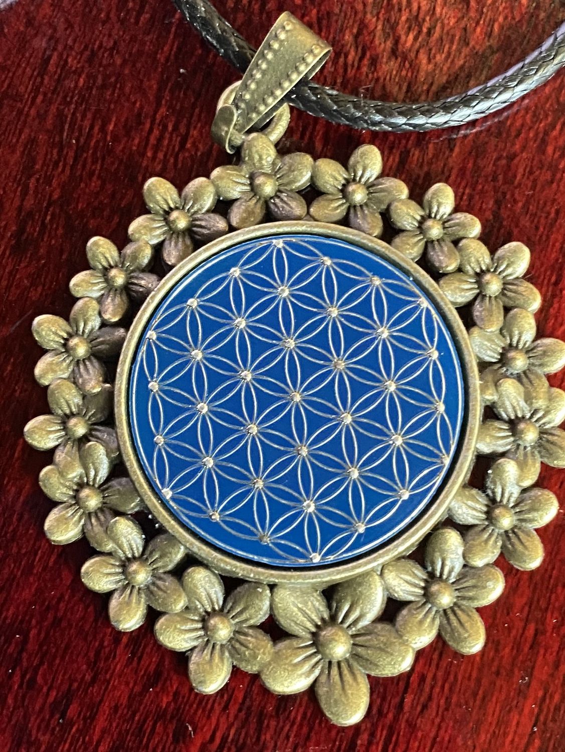 Amulett – bronzefarben, Blume des Lebens, Disc in blau 25 mm, zinnlegiert, kupferunterlegt – Produktansicht 1