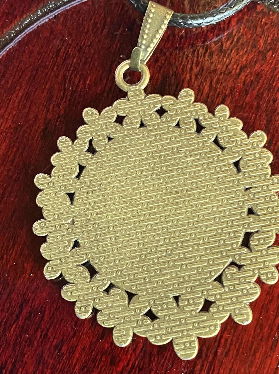 Amulett – bronzefarben, Blume des Lebens, Disc in blau 25 mm, zinnlegiert, kupferunterlegt – Produktansicht 1