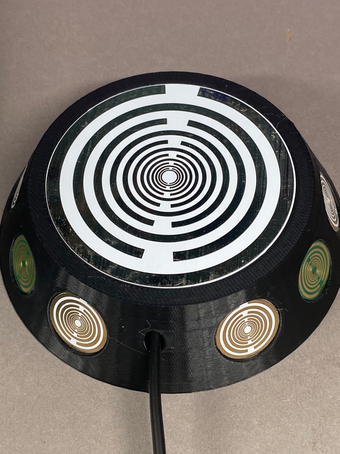 69 mm VibraNex UFO, 1-farbig, Oberflächenplatte zinnlegiert, Füllung Schneeflockenobsidian – Produktansicht 1