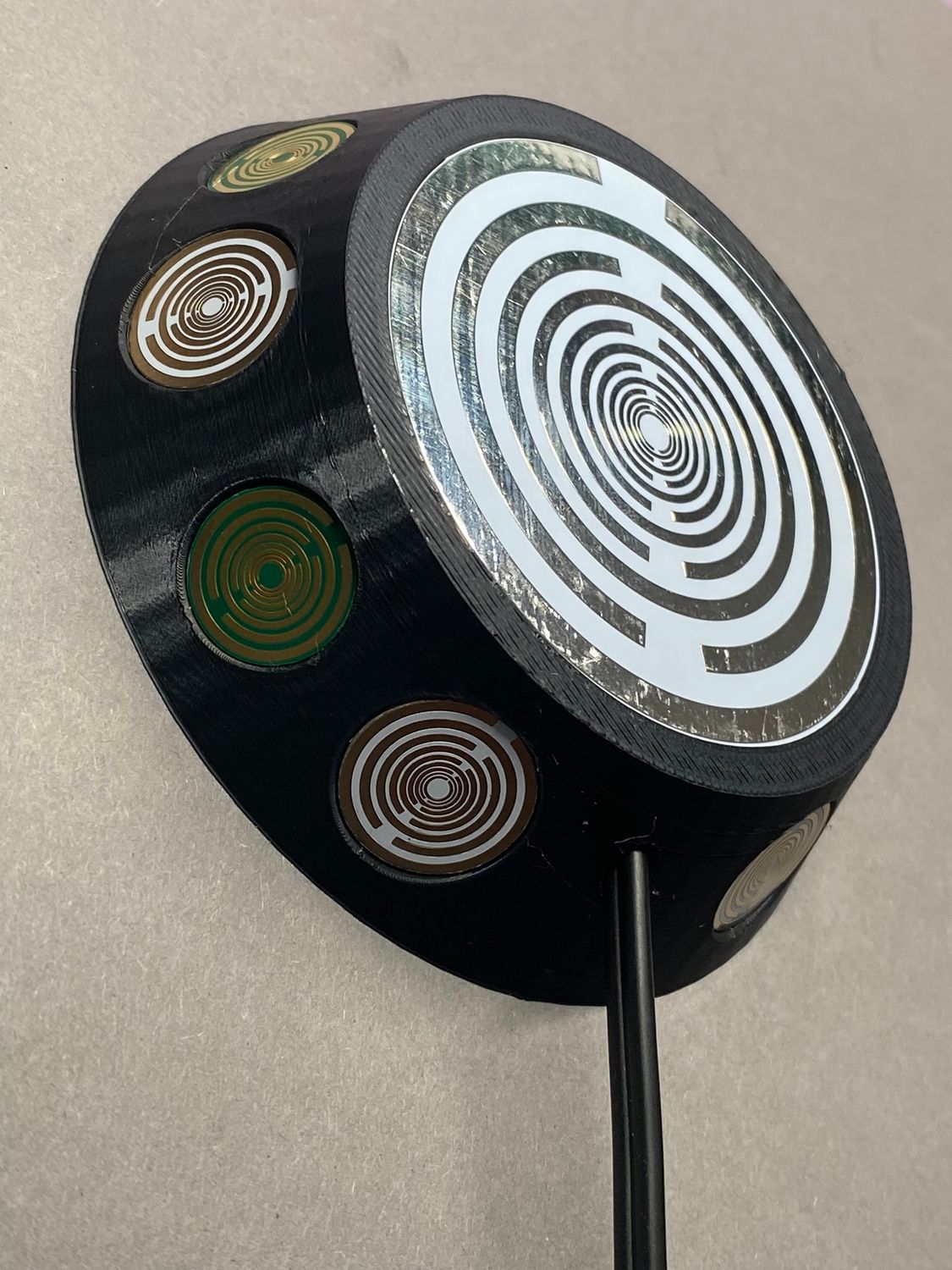 69 mm VibraNex UFO, 1-farbig, Oberflächenplatte zinnlegiert, Füllung Schneeflockenobsidian – Produktansicht 1