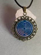 Amulett – bronzefarben, Lakhovsky MWOn Symbol, Disc in blau 25 mm, zinnlegiert, kupferunterlegt – Produktansicht 1