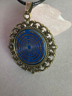Amulett – bronzefarben, Lakhovsky MWOn Symbol, Disc in blau 25 mm, zinnlegiert, kupferunterlegt – Produktansicht 1
