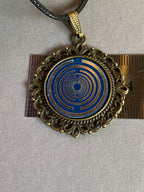 Amulett – bronzefarben, Lakhovsky MWOn Symbol, Disc in blau 25 mm, zinnlegiert, kupferunterlegt – Produktansicht 1