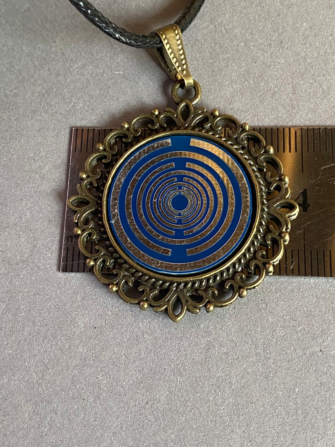 Amulett – bronzefarben, Lakhovsky MWOn Symbol, Disc in blau 25 mm, zinnlegiert, kupferunterlegt – Produktansicht 1