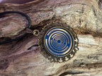 Amulett – bronzefarben, Lakhovsky MWOn Symbol, Disc in blau 25 mm, zinnlegiert, kupferunterlegt – Produktansicht 1