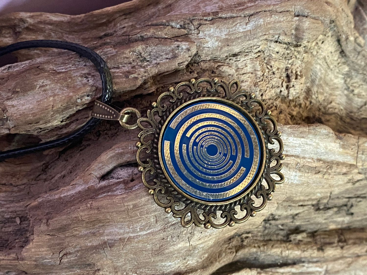 Amulett – bronzefarben, Lakhovsky MWOn Symbol, Disc in blau 25 mm, zinnlegiert, kupferunterlegt – Produktansicht 1