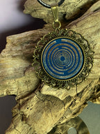 Amulett – bronzefarben, Lakhovsky MWOn Symbol, Disc in blau 25 mm, zinnlegiert, kupferunterlegt – Produktansicht 1