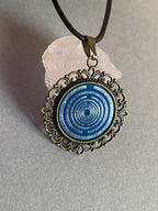 Amulett – bronzefarben, Lakhovsky MWOn Symbol, Disc in blau 25 mm, zinnlegiert, kupferunterlegt – Produktansicht 1