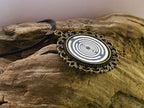 Amulett – bronzefarben, Lakhovsky MWOn Symbol, Disc in blau 25 mm, zinnlegiert, kupferunterlegt – Produktansicht 1