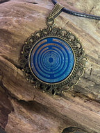 Amulett – bronzefarben, Lakhovsky MWOn Symbol, Disc in blau 25 mm, zinnlegiert, kupferunterlegt – Produktansicht 1