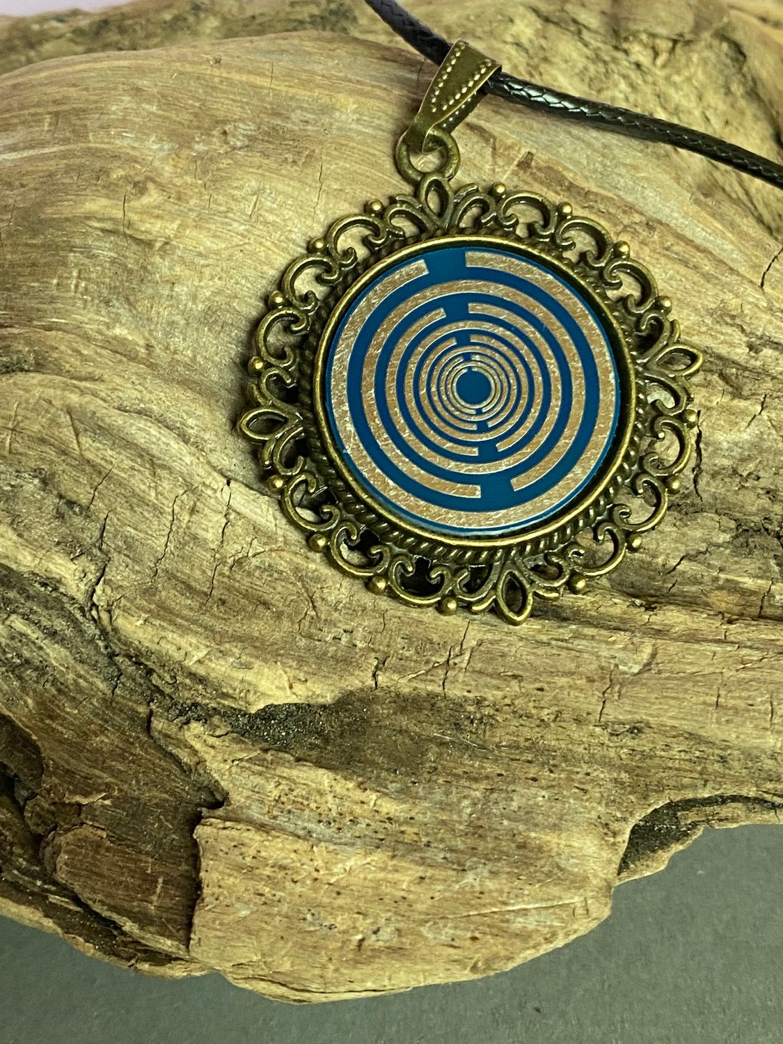 Amulett – bronzefarben, Lakhovsky MWOn Symbol, Disc in blau 25 mm, zinnlegiert, kupferunterlegt – Produktansicht 1