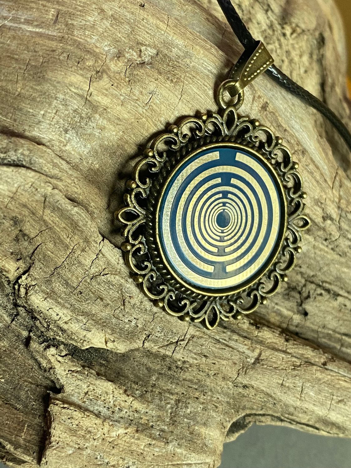 Amulett – bronzefarben, Lakhovsky MWOn Symbol, Disc in blau 25 mm, zinnlegiert, kupferunterlegt – Produktansicht 1