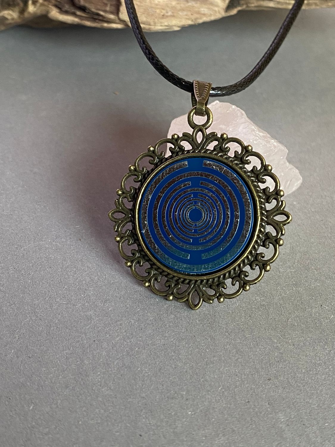 Amulett – bronzefarben, Lakhovsky MWOn Symbol, Disc in blau 25 mm, zinnlegiert, kupferunterlegt – Produktansicht 1
