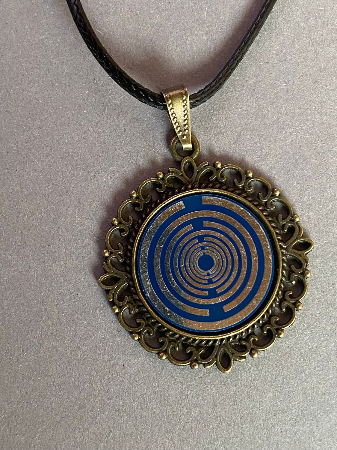 Amulett – bronzefarben, Lakhovsky MWOn Symbol, Disc in blau 25 mm, zinnlegiert, kupferunterlegt – Produktansicht 1