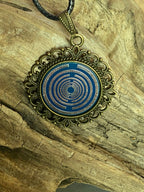 Amulett – bronzefarben, Lakhovsky MWOn Symbol, Disc in blau 25 mm, zinnlegiert, kupferunterlegt – Produktansicht 1