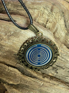 Amulett – bronzefarben, Lakhovsky MWOn Symbol, Disc in blau 25 mm, zinnlegiert, kupferunterlegt – Produktansicht 1
