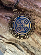 Amulett – bronzefarben, Lakhovsky MWOn Symbol, Disc in blau 25 mm, zinnlegiert, kupferunterlegt – Produktansicht 1