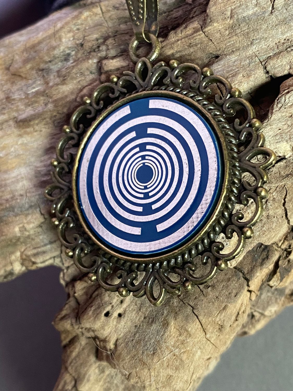Amulett – bronzefarben, Lakhovsky MWOn Symbol, Disc in blau 25 mm, zinnlegiert, kupferunterlegt – Produktansicht 1