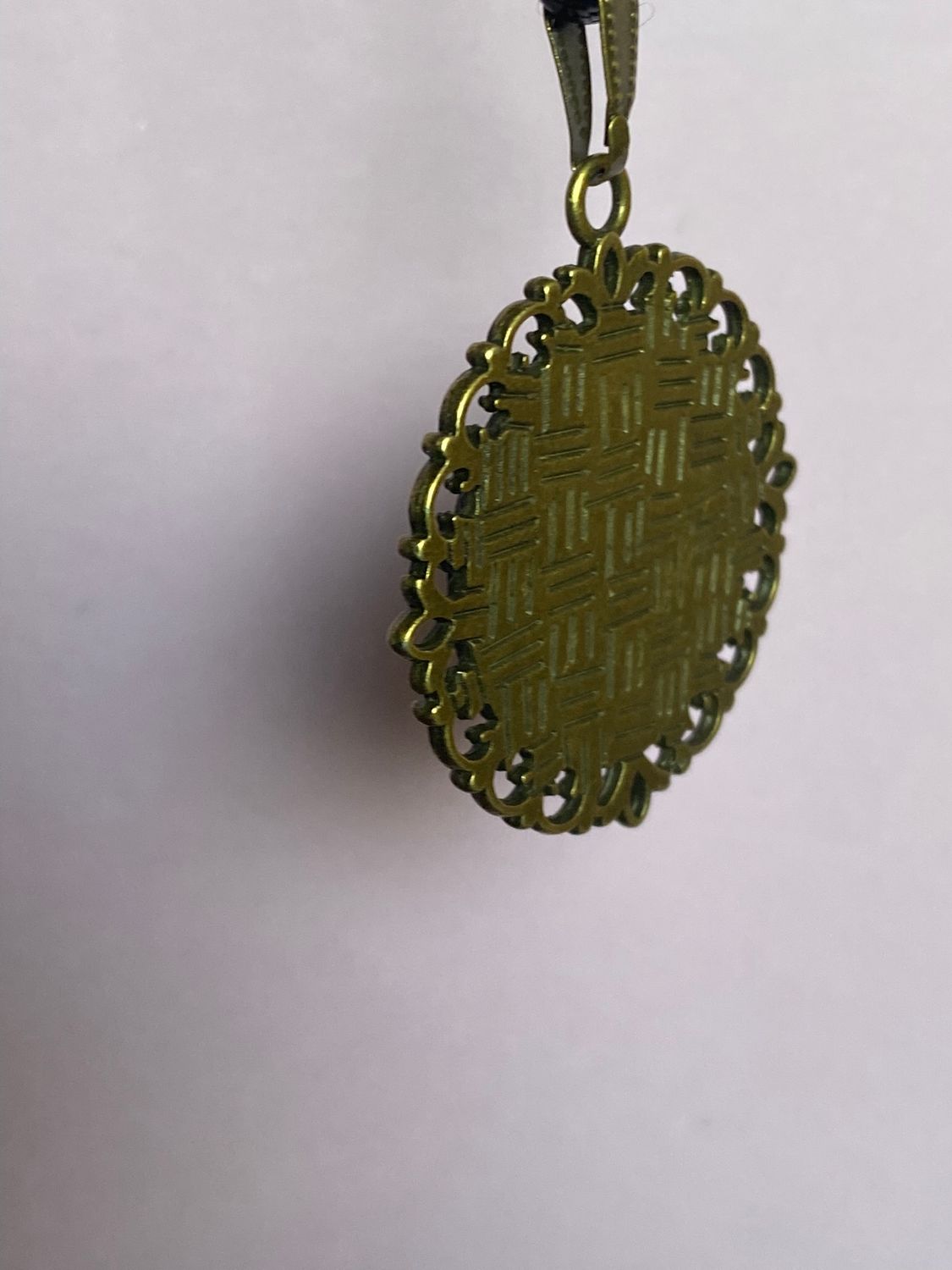 Amulett – bronzefarben, Merkaba, Disc in flieder 25 mm, goldlegiert, kupferunterlegt – Produktansicht 1