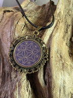 Amulett – bronzefarben, Merkaba, Disc in flieder 25 mm, goldlegiert, kupferunterlegt – Produktansicht 1