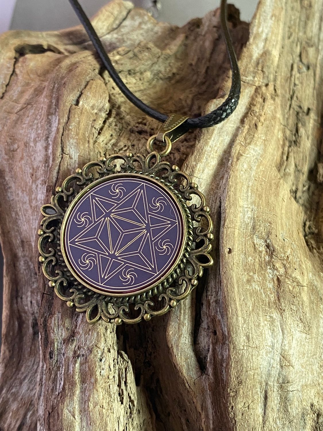 Amulett – bronzefarben, Merkaba, Disc in flieder 25 mm, goldlegiert, kupferunterlegt – Produktansicht 1
