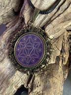 Amulett – bronzefarben, Merkaba, Disc in flieder 25 mm, goldlegiert, kupferunterlegt – Produktansicht 1