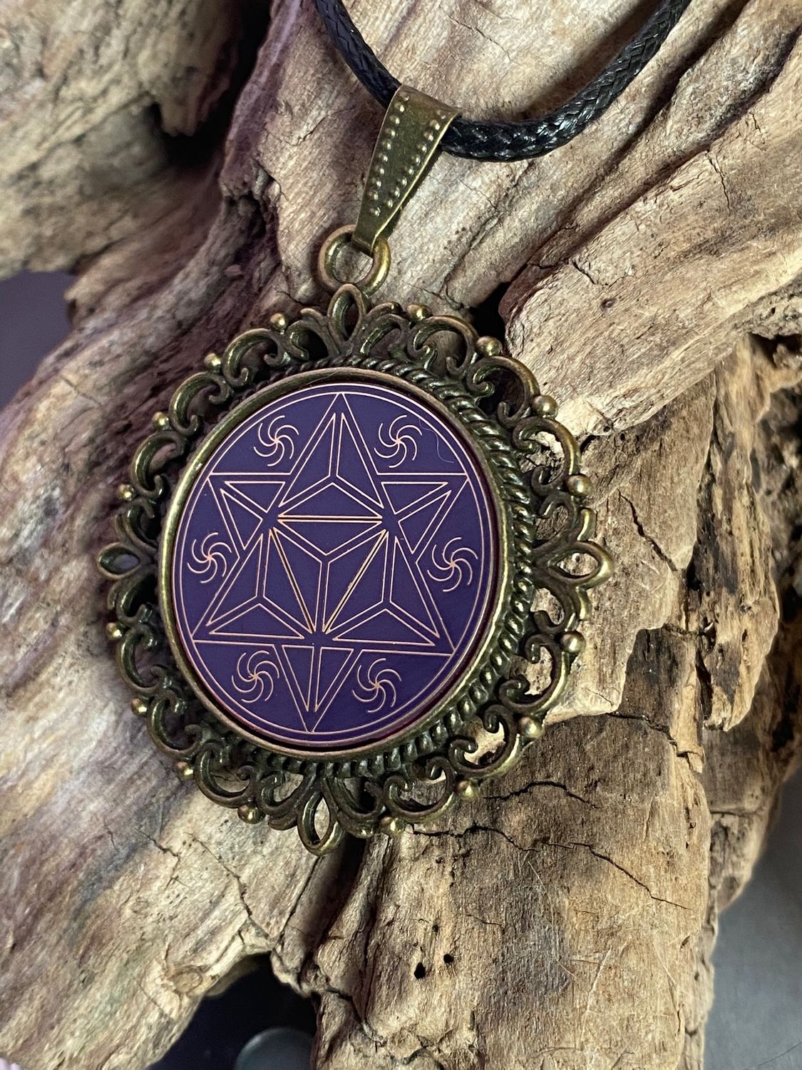 Amulett – bronzefarben, Merkaba, Disc in flieder 25 mm, goldlegiert, kupferunterlegt – Produktansicht 1