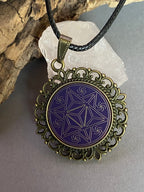 Amulett – bronzefarben, Merkaba, Disc in flieder 25 mm, goldlegiert, kupferunterlegt – Produktansicht 1