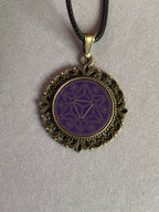 Amulett – bronzefarben, Merkaba, Disc in flieder 25 mm, goldlegiert, kupferunterlegt – Produktansicht 1