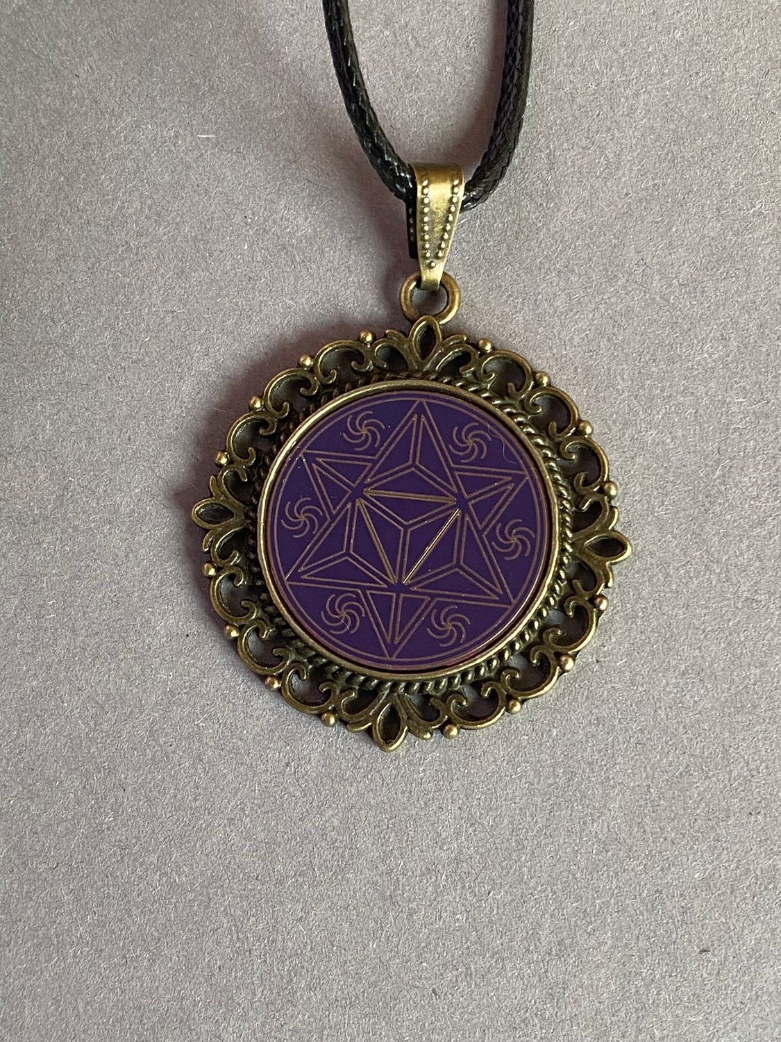 Amulett – bronzefarben, Merkaba, Disc in flieder 25 mm, goldlegiert, kupferunterlegt – Produktansicht 1