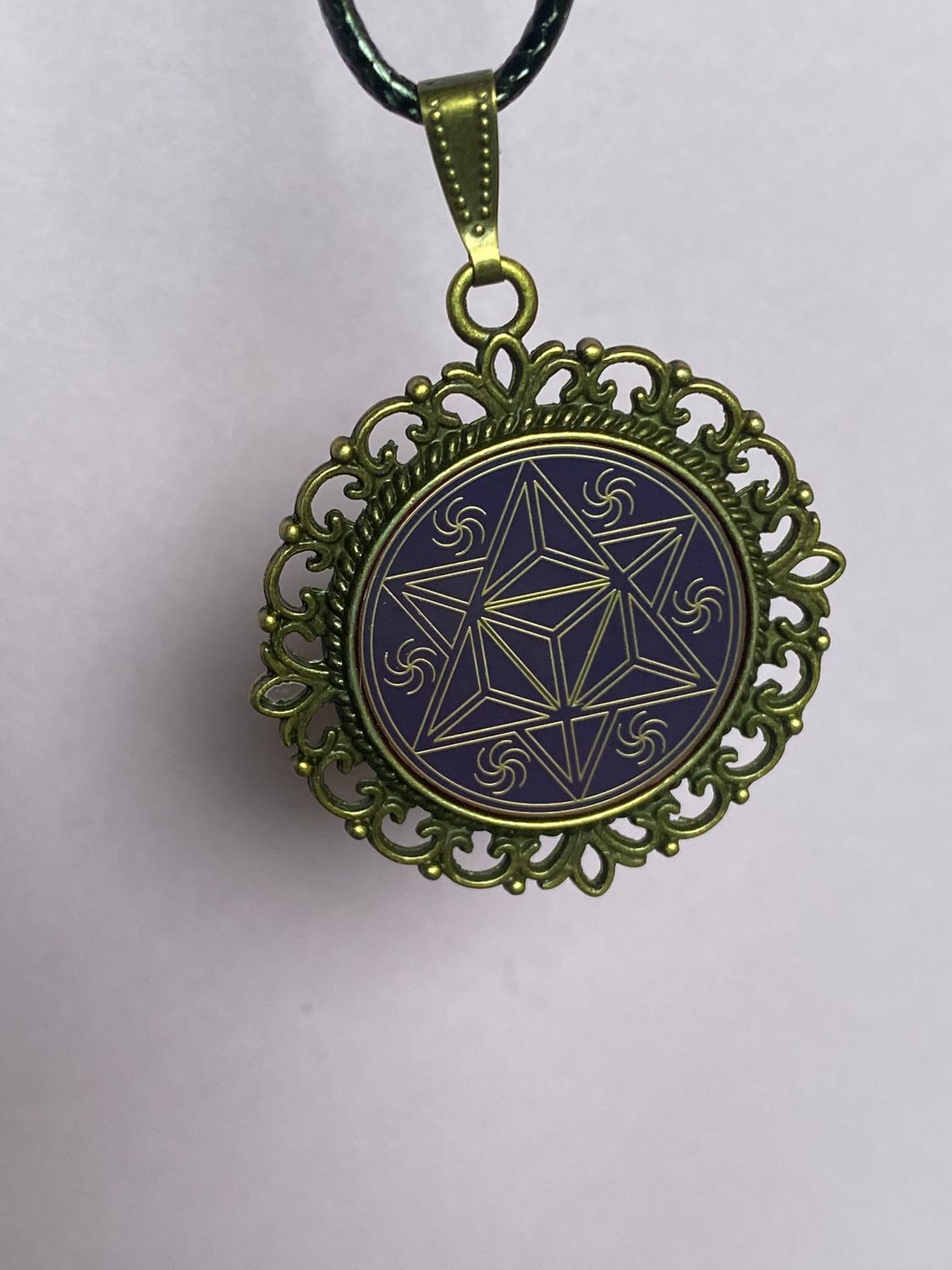 Amulett – bronzefarben, Merkaba, Disc in flieder 25 mm, goldlegiert, kupferunterlegt – Produktansicht 1