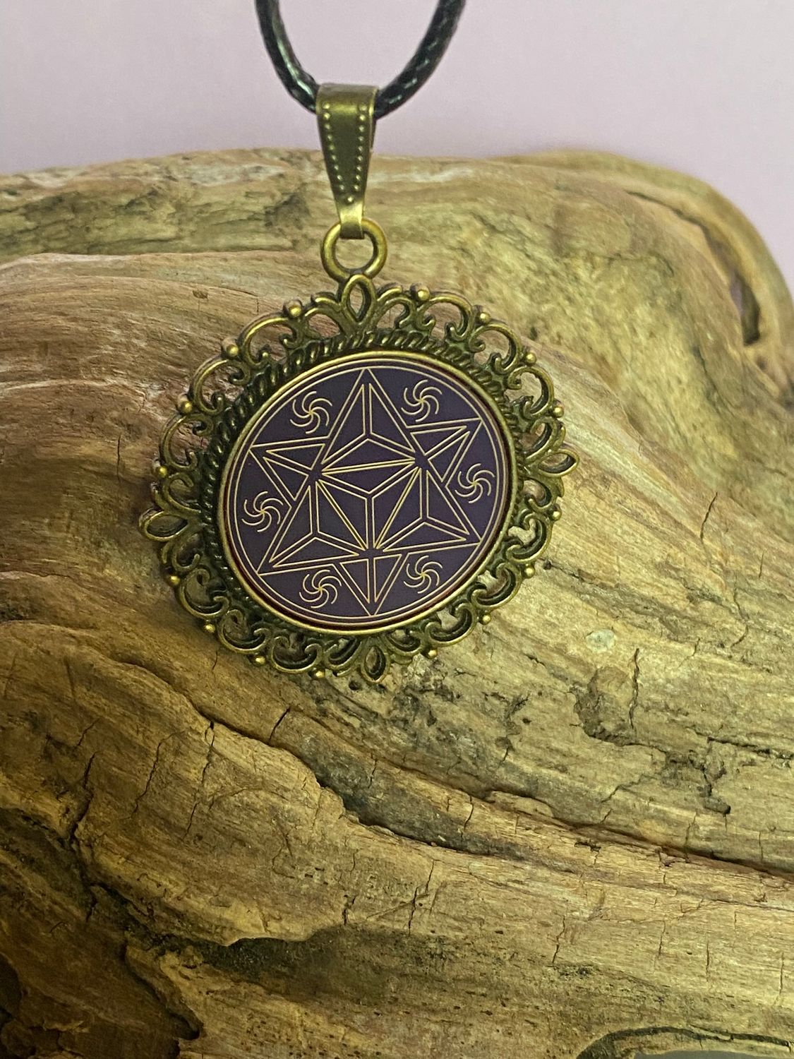 Amulett – bronzefarben, Merkaba, Disc in flieder 25 mm, goldlegiert, kupferunterlegt – Produktansicht 1