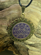 Amulett – bronzefarben, Merkaba, Disc in flieder 25 mm, goldlegiert, kupferunterlegt – Produktansicht 1