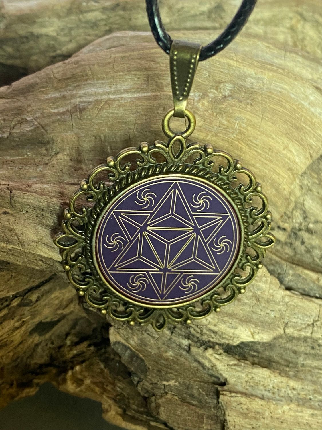 Amulett – bronzefarben, Merkaba, Disc in flieder 25 mm, goldlegiert, kupferunterlegt – Produktansicht 1