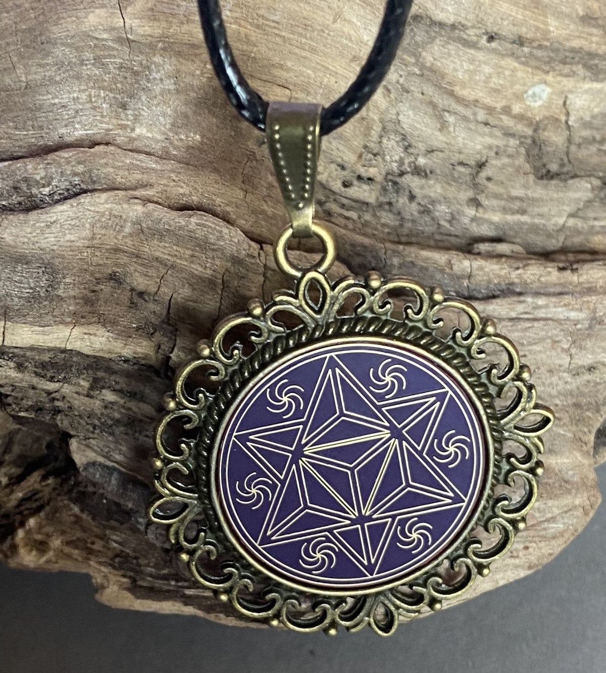 Amulett – bronzefarben, Merkaba, Disc in flieder 25 mm, goldlegiert, kupferunterlegt – Produktansicht 1