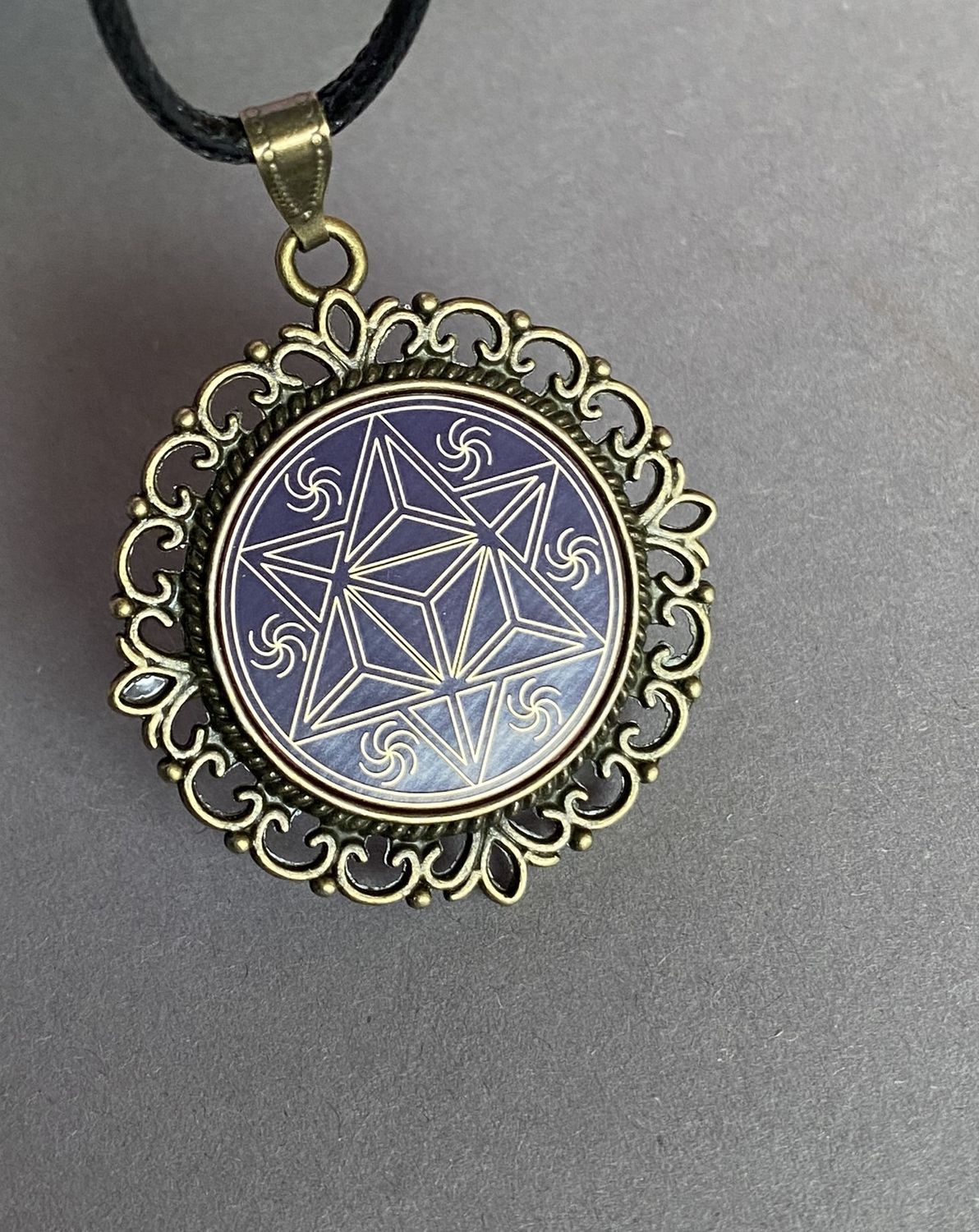 Amulett – bronzefarben, Merkaba, Disc in flieder 25 mm, goldlegiert, kupferunterlegt – Produktansicht 1