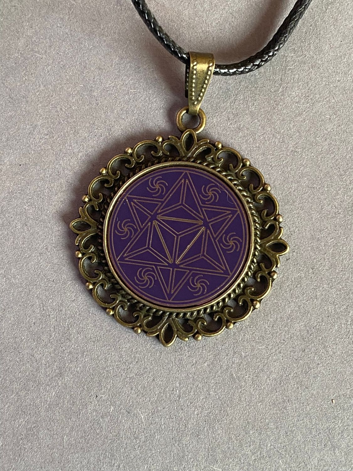 Amulett – bronzefarben, Merkaba, Disc in flieder 25 mm, goldlegiert, kupferunterlegt – Produktansicht 1